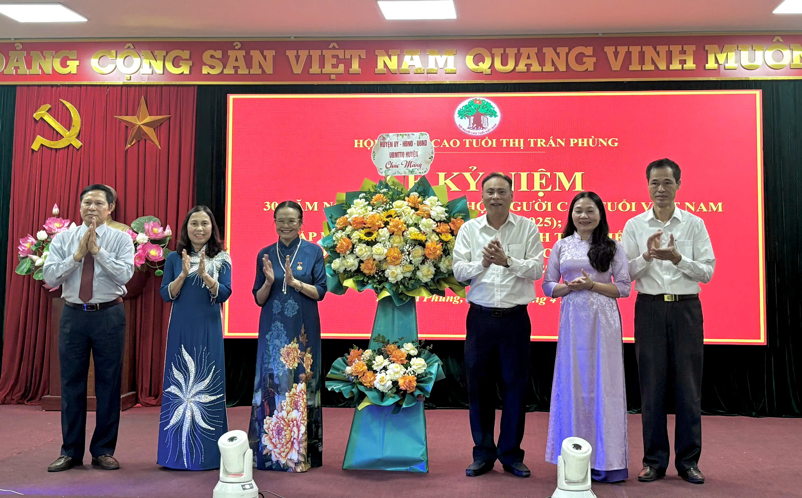 Hội Người cao tuổi (NCT) thị trấn Phùng tổ chức Lễ kỷ niệm 30 năm ngày thành lập Hội Người cao tuổi Việt Nam (10/5/1995 - 10/5/2025) và tổng kết phong trào thi đua yêu nước “Tuổi cao - gương sáng” giai đoạn 2021 - 2025.
